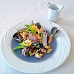 salade de fruits de mer poser sur son eau de mer 